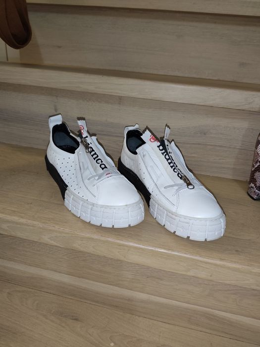 Спортивні білі кеди