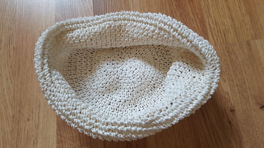 Czapeczka ecru szydełkowe obwód głowy 56 cm