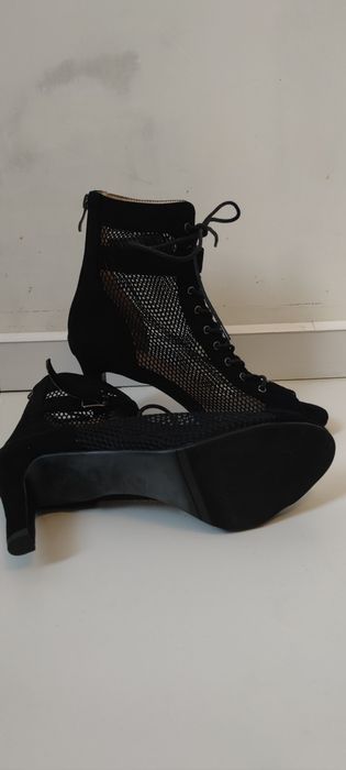 Замшеві босоніжки.