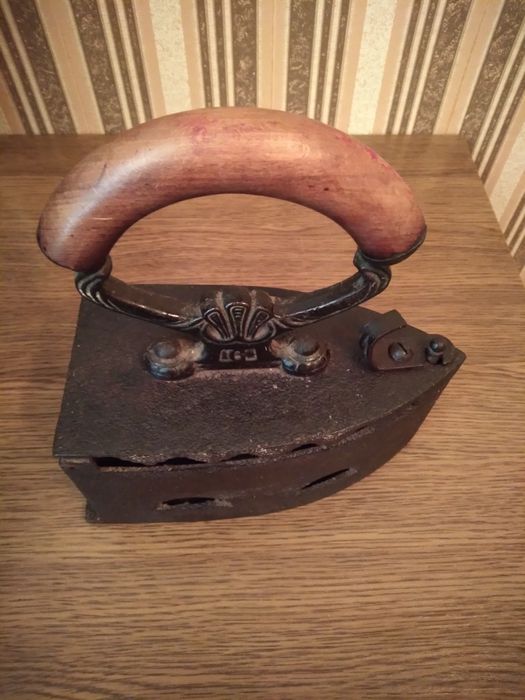 Продам старинный утюг