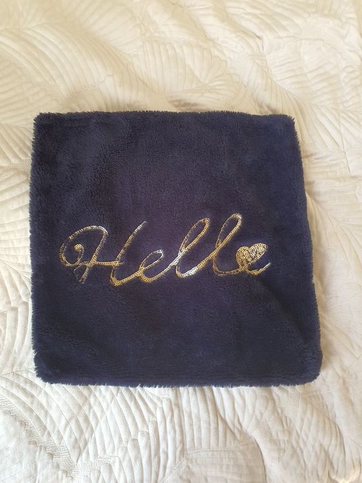 Poszewka na poduszkę granatowa włochata napis hello