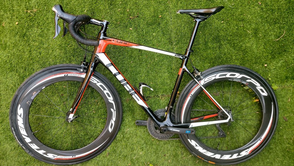Cube Attain Carbono t56