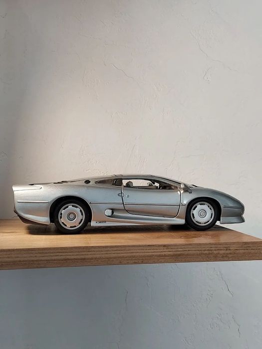Модель 1/18 Jaguar XJ 220