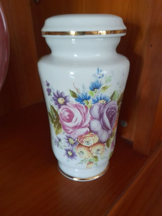 Pratinhos e peças de porcelana