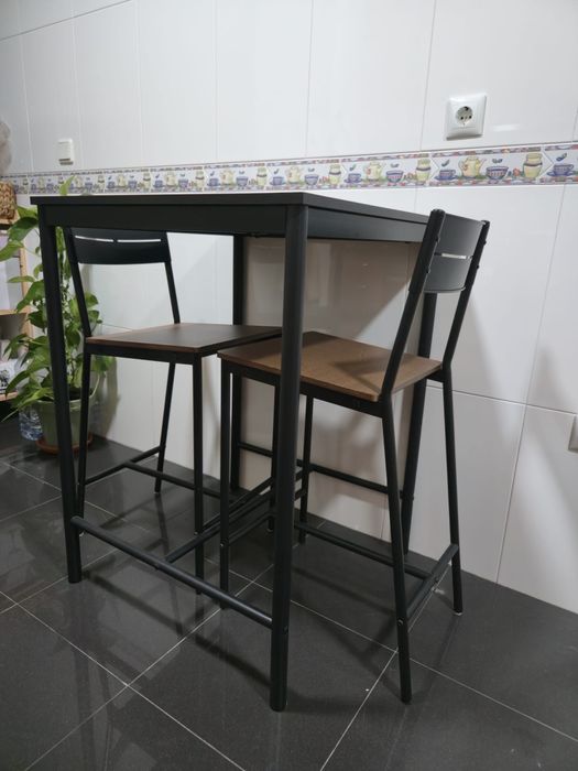 Mesa e cadeiras altas