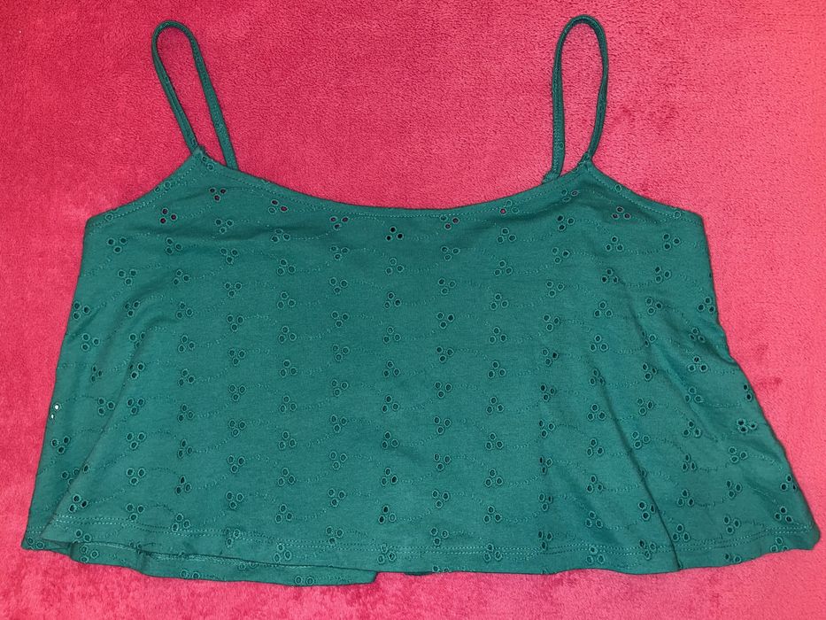 Top verde turquesa em bordado inglês