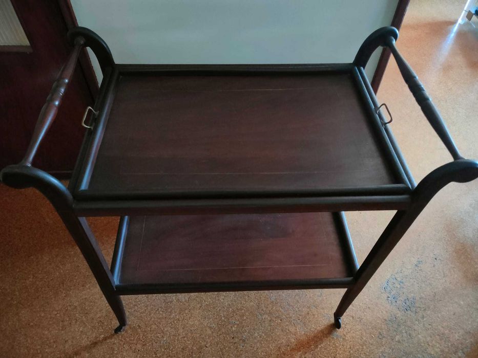 Mesa de jantar, Cadeiras e Carrinho de Chá