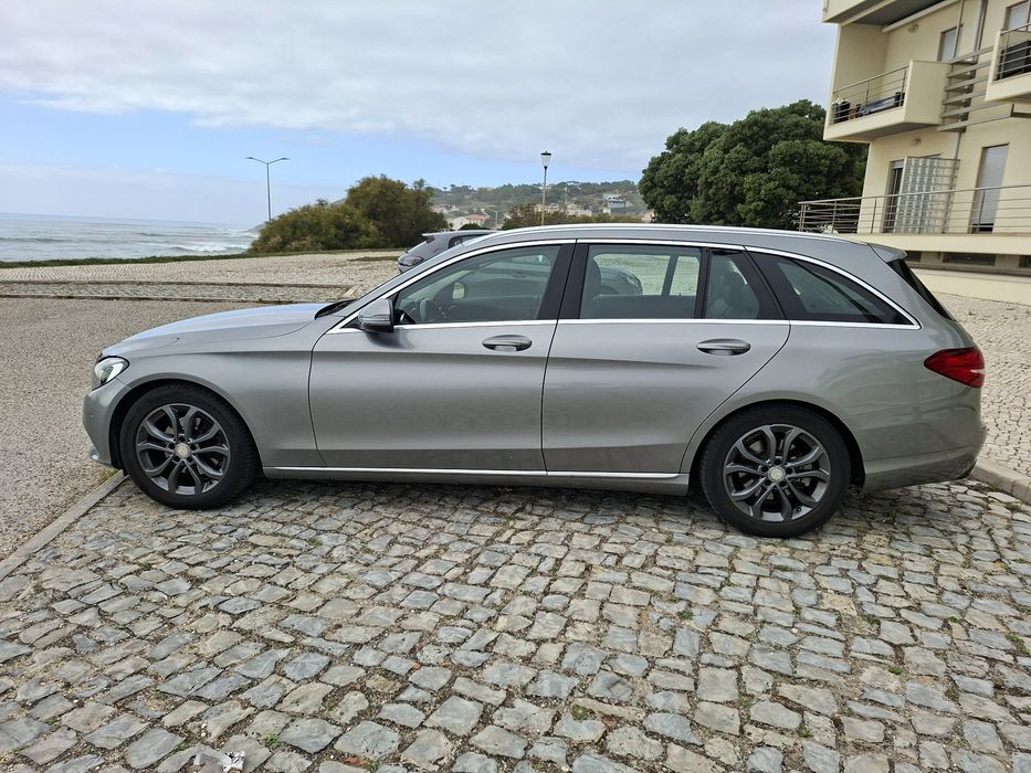 Carrinha Mercedes 220 d, em bom estado.