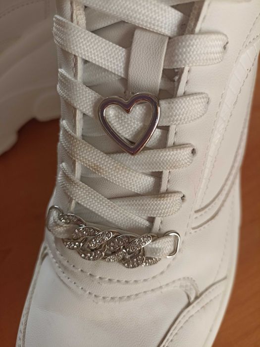 Sapatilhas plataforma XL com pormenor de brilhantes e coração