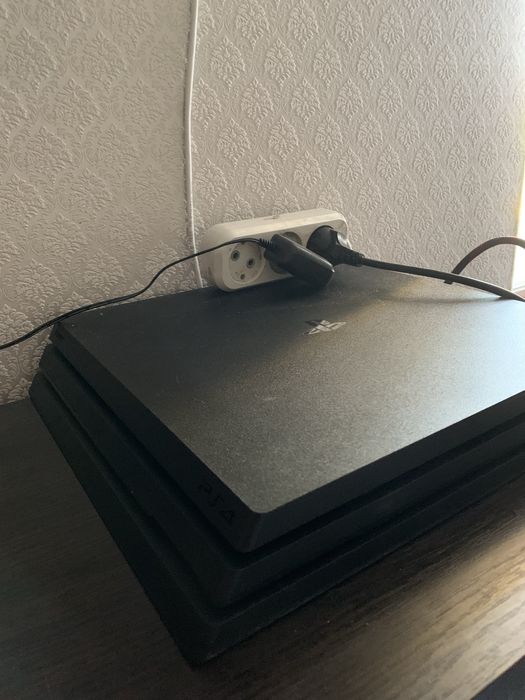 Ps 4 pro + два джойстика та диск