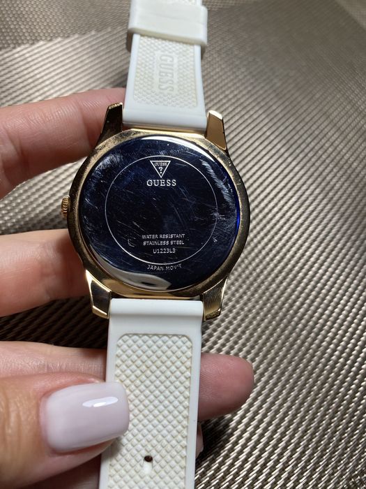 Часы Guess с кристаллами  SWAROVSKI
