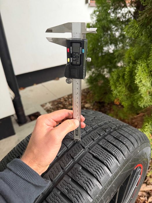 Komplet opon zimowych 235/50 R18 z felgami czarnymi 5×114.3 Super Stan