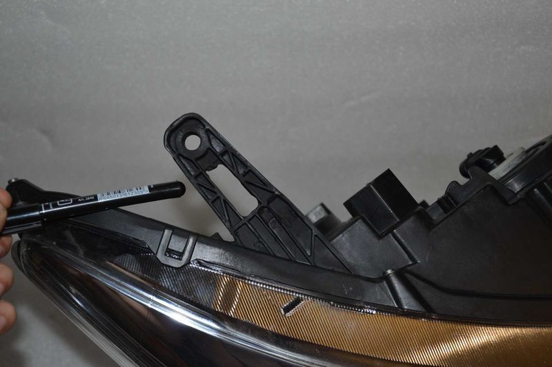 Правая фара Nissan Pathfinder 260103KA0B галоген 2013 - 2016