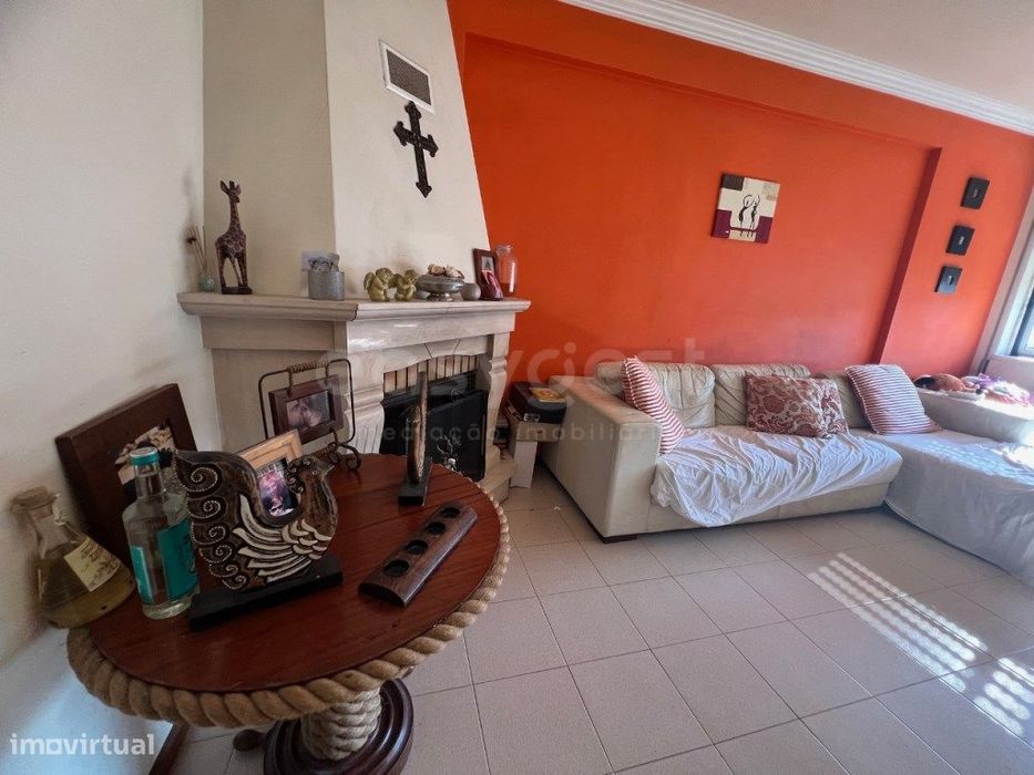 Apartamento T2 no centro do Samouco com elevador.