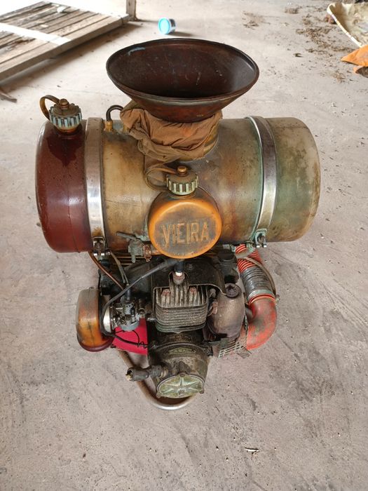 Motopulverizador de costas, marca Vieira, equipado com um motor a dois tempos marca Casal, a funcionar perfeitamente