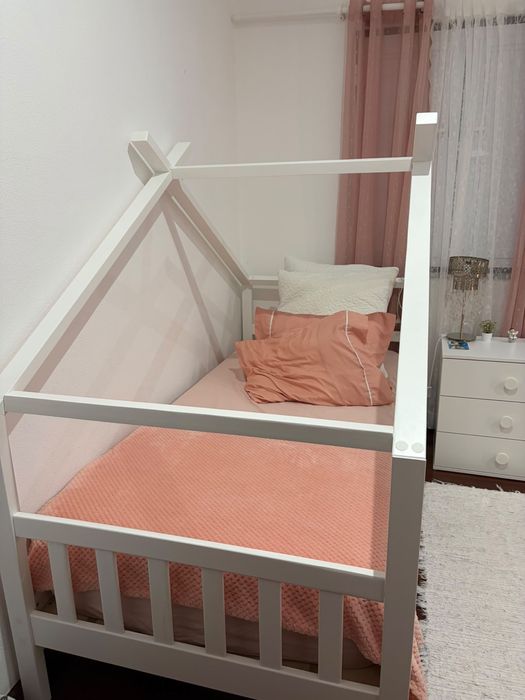 Cama com estrado e colchão de Criança