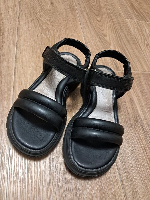 Босоніжки на дівчинку