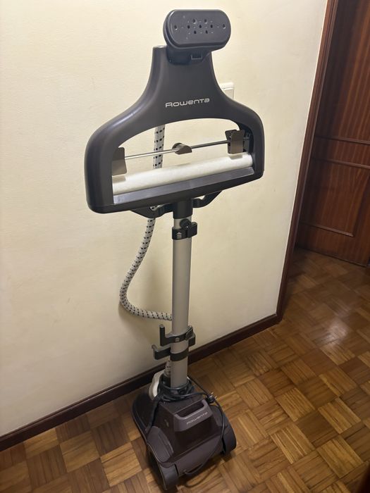 Ferro de Engomar Vertical a Vapor Rowenta Master Valet