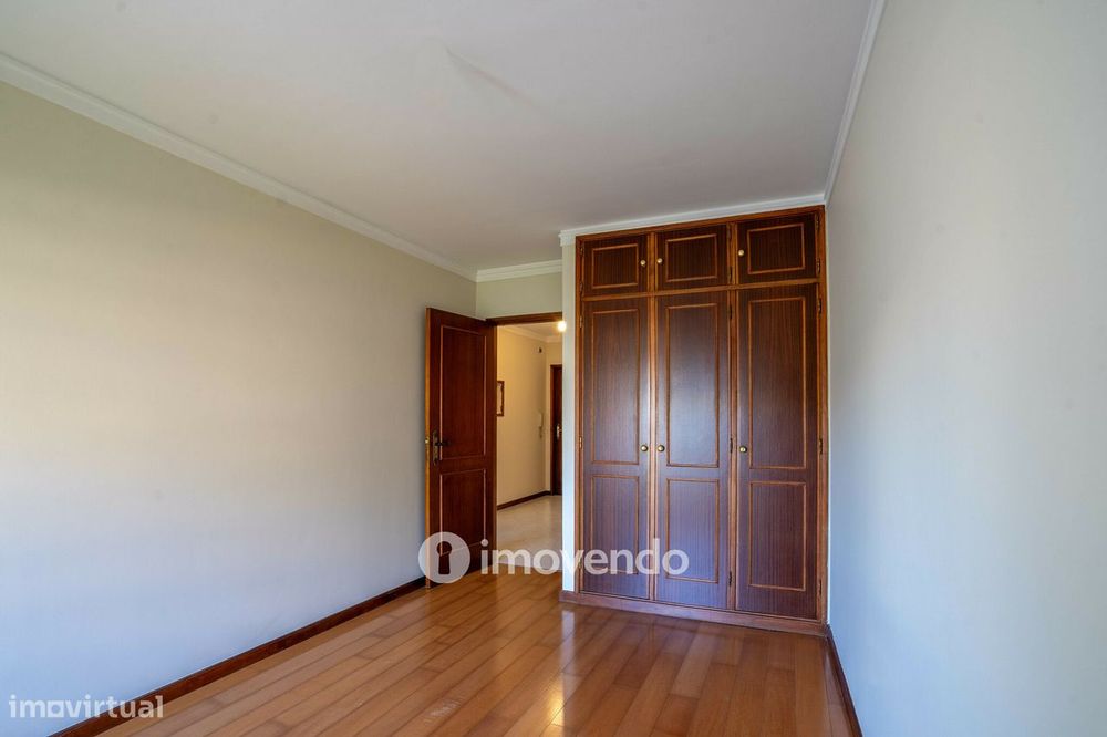 Apartamento T2, com estacionamento e arrecadação, no Porto