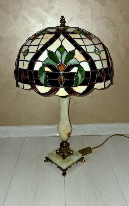 Настольная витражная лампа в стиле Тиффани.