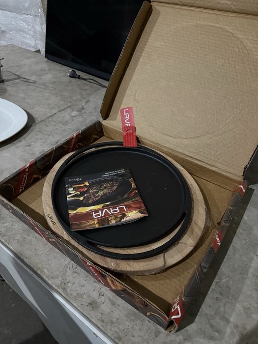 Распродажа Сковорода Lava-Grill чавунна на деревʼяній підставці 24см