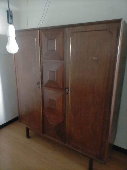 Vários moveis e espelho