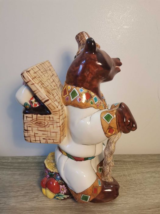 Маша и медведь. Фарфоровая статуэтка.