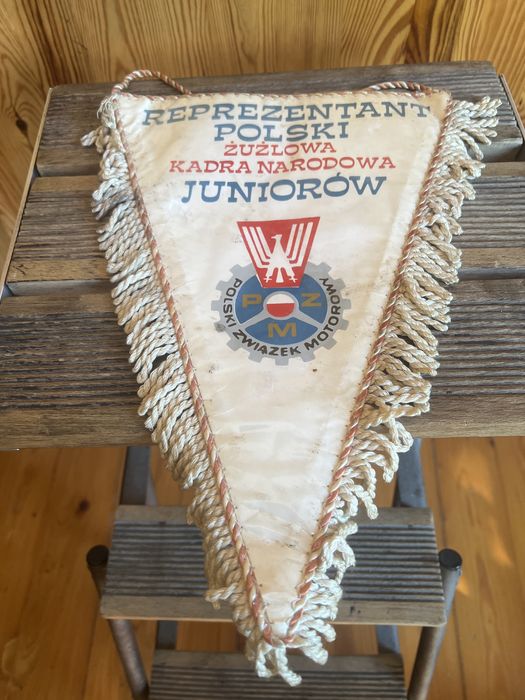 Sprzedam duży oryginalny, kolekcjonerski proporczyk Polskiego Związku Motorowego (PZM) z okresu PRL, dedykowany żużlowej kadrze narodowej juniorów.