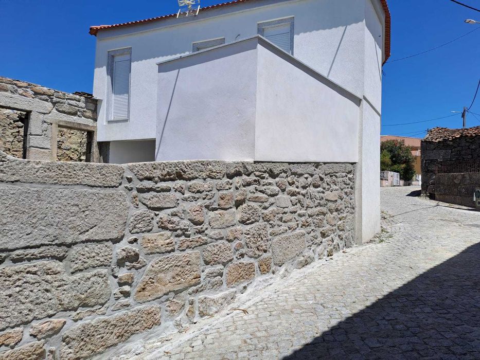 Moradia T3 renovada, 3 suites + pátio e quintal