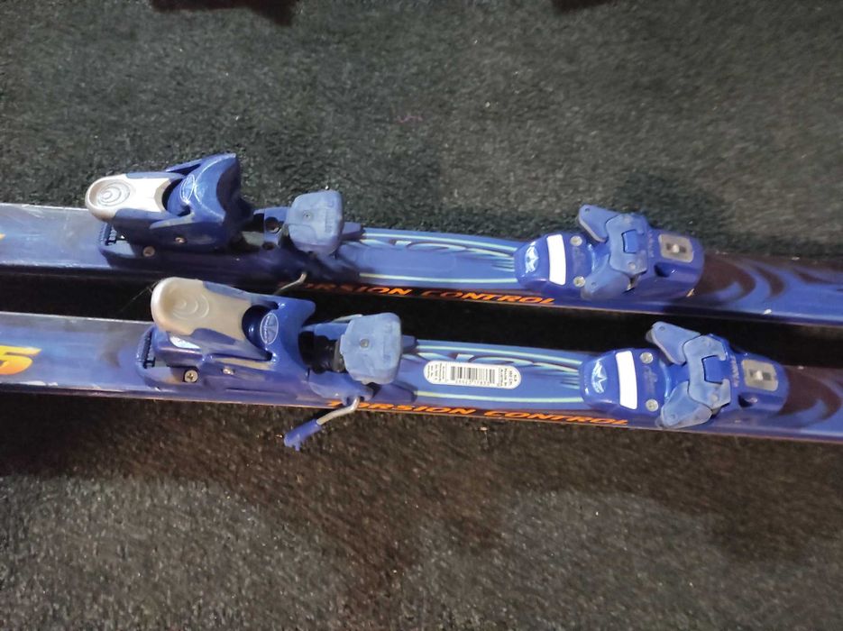 Pares de ski encerados/afiados prontos a usar
