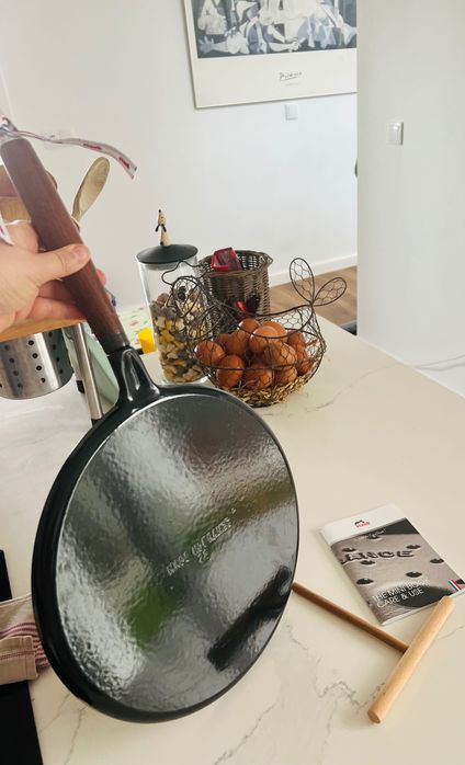 Crepeira STAUB com pega de madeira 28 cm, Ferro fundido, Preto