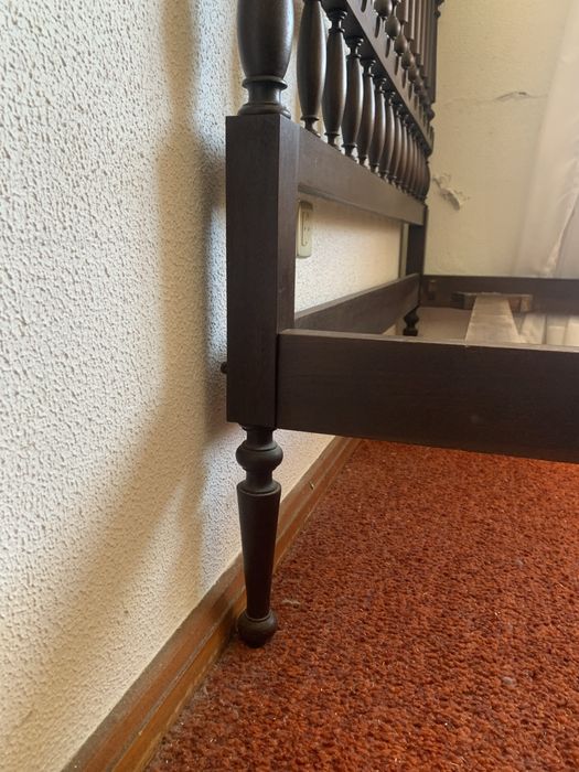 Cama de Casal Clássica em Madeira Maciça – Elegante e Intemporal