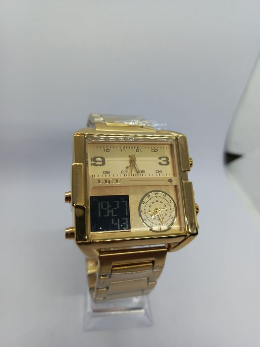 Zegarek meski kwadratowa koperta kolor złoty bransoleta.