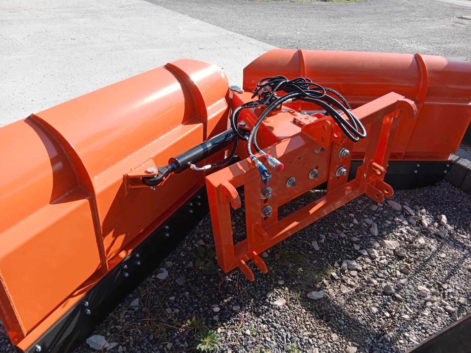 Pług strzałkowy 1,5 - 3m Metal Technik na euroramke TUZa