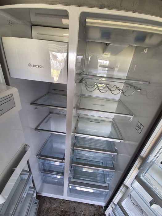 Lodówka dwudrzwiowa firmy Bosch z kostkarką