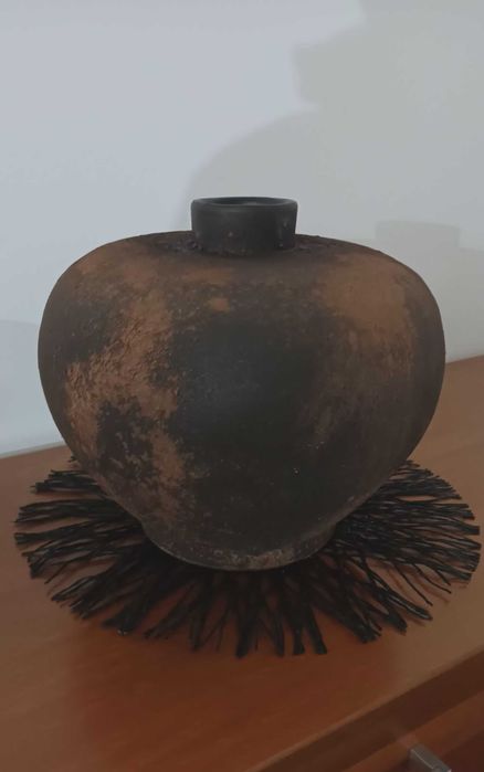 Vasos rústicos com pinturas rústicas