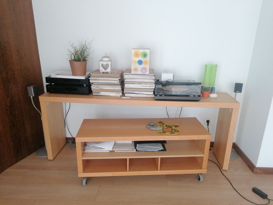 Consola em faia, com rodinhas