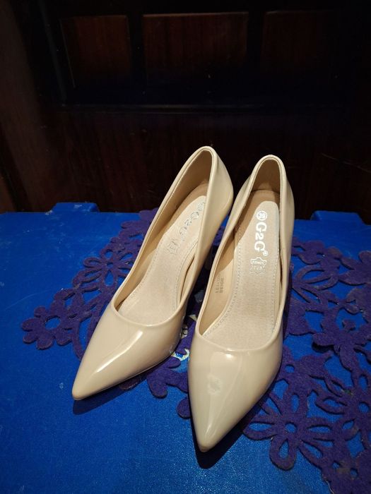 Елегантні бежеві туфлі на шпильці. 39роз.