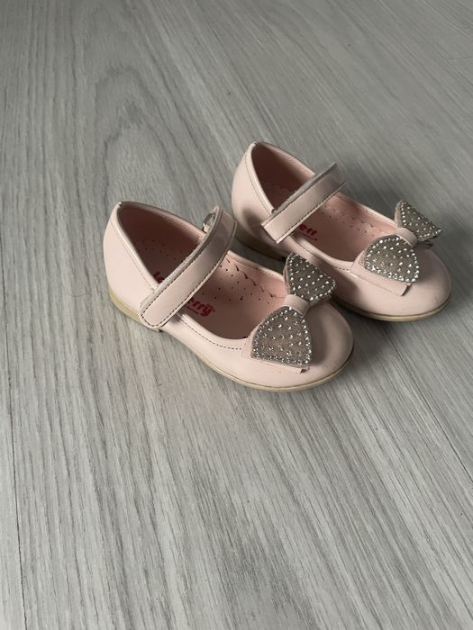 Дитяче взуття -босоніжки,крокси,кросівки,зимові черевички,туфлі