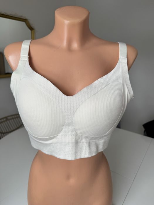 jeden bialy  bezszwowy stanik  4 Xl