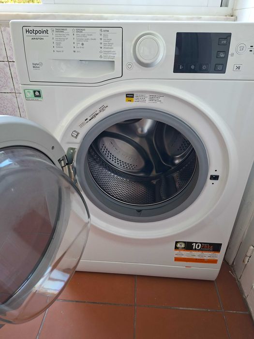 Máquina de Lavar e Secar Roupa - Marca Hotpoint Ariston