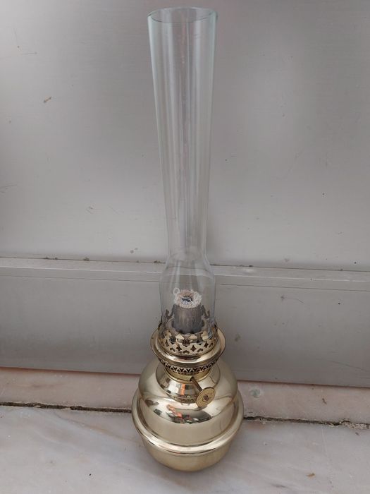 Candeeiro a querosone antigo em latão 

Estado impecável.

Altura