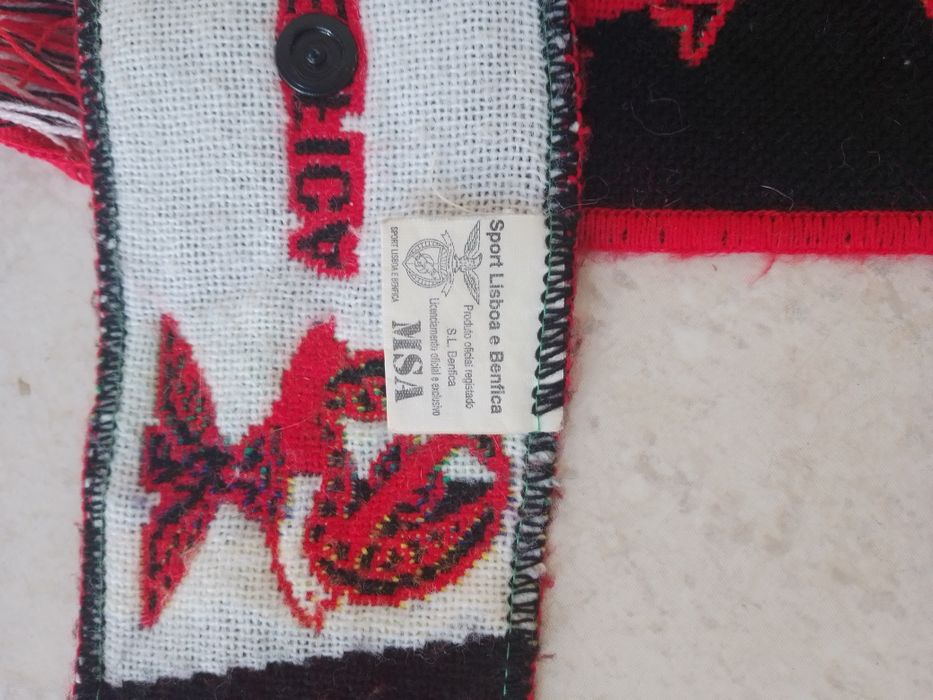 Dois cachecóis oficiais do Benfica