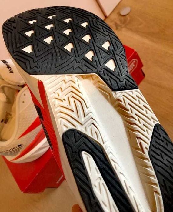 Ténis New Balance FuelCell Rebel v5 Branco Vermelho AW25