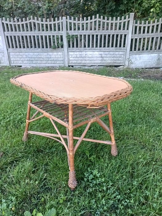 Wiklinowy stół ogrodowy