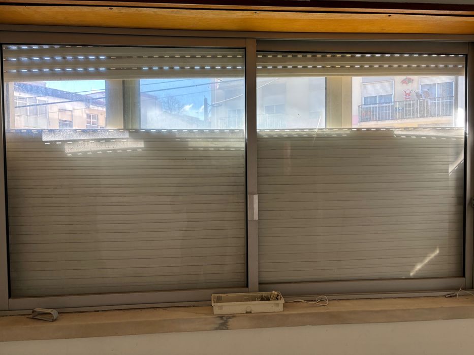 Vendo Janelas de aluminio com vidros normal