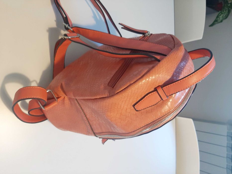 Mochila de Senhora cor rosa, em ótimo estado.