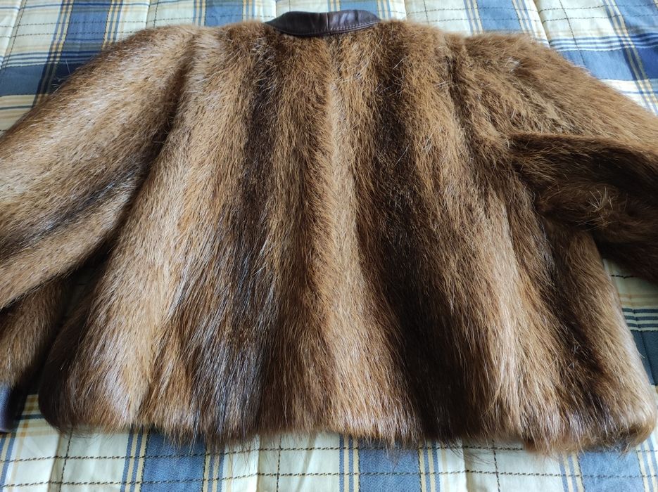 Blusão de pêlo de lontra verdadeir  em tons de castanho e mel. Tamanho