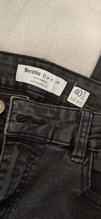 dzinsy czarne roz.40 Bershka