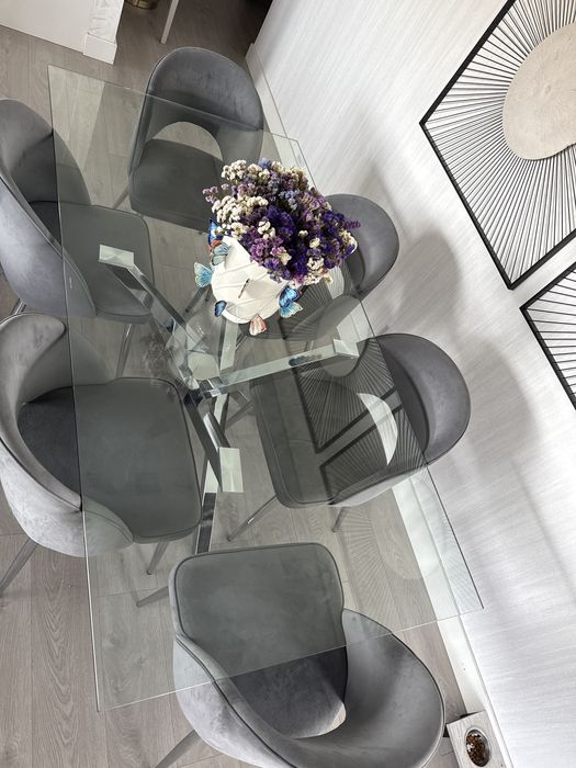 Mesa de jantar em vidro/ pés cromados